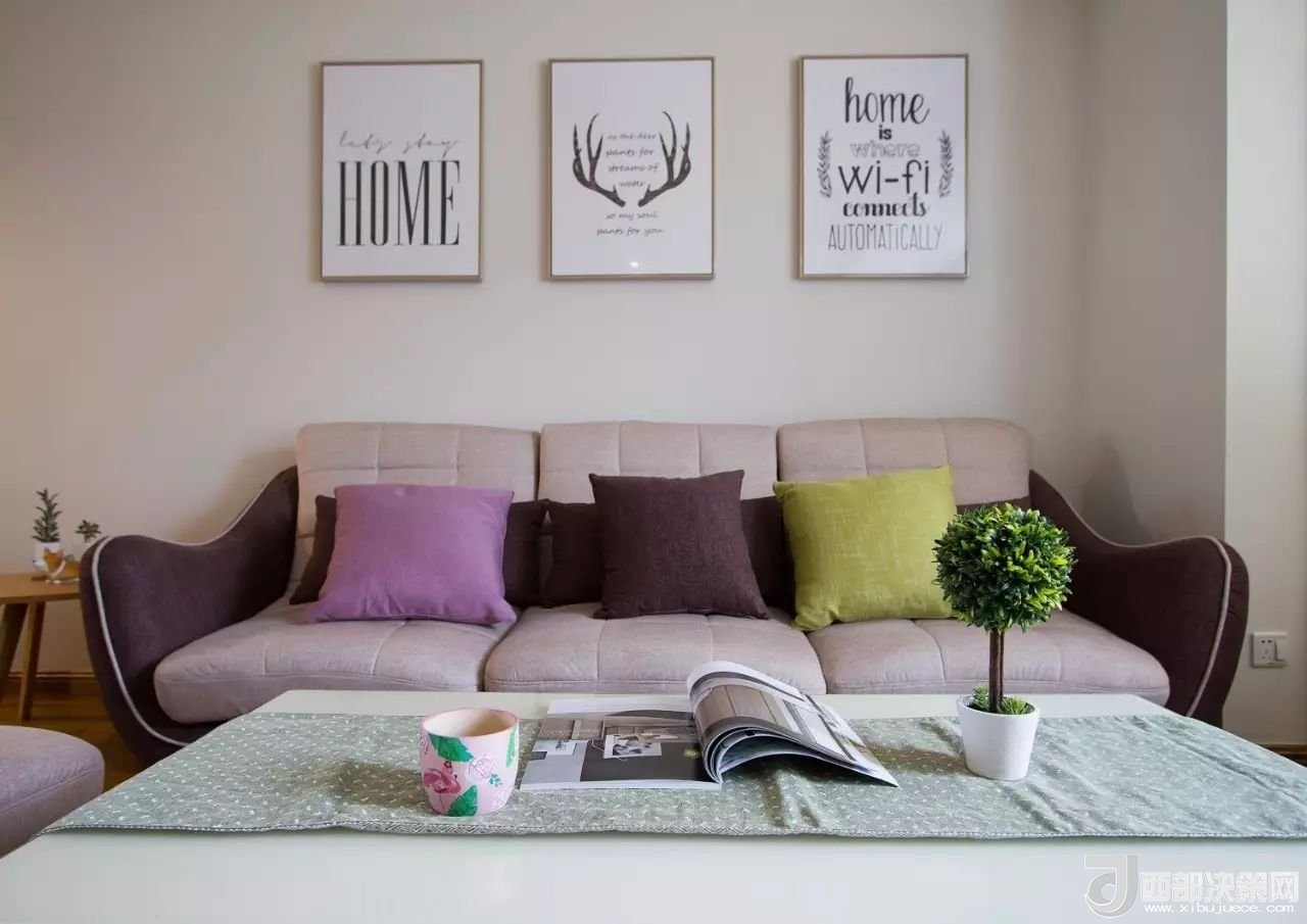 沙發(fā)背景墻選對(duì)裝飾畫，才能美了整個(gè)客廳空間！