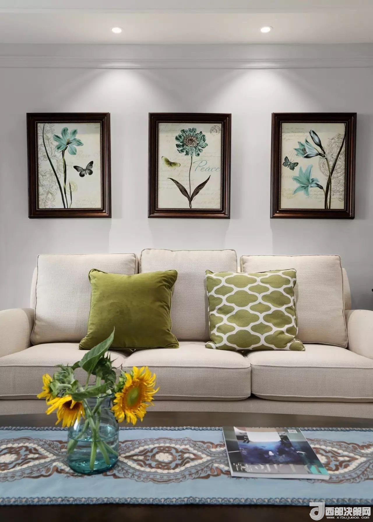 沙發(fā)背景墻選對(duì)裝飾畫，才能美了整個(gè)客廳空間！