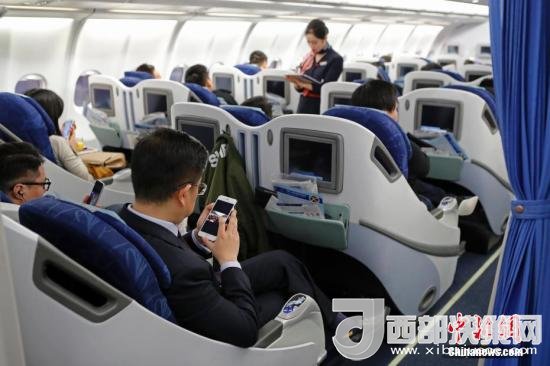 在東航MU5137航班上，旅客全程在飛行模式下可以使用手機(jī)。殷立勤 攝