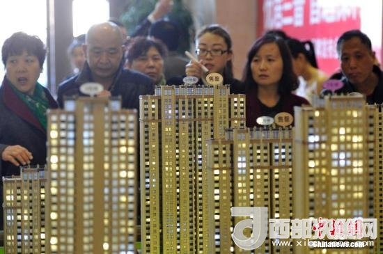 資料圖：民眾選購(gòu)商品房。 <a target='_blank' >中新社</a>記者 韋亮 攝