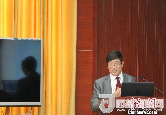 圖為中南大學(xué)教授歐陽(yáng)友權(quán)在現(xiàn)場(chǎng)作了題為“我國(guó)文化產(chǎn)業(yè)發(fā)展的三大拐點(diǎn)與高校的責(zé)任”報(bào)告?！≮w曉 攝