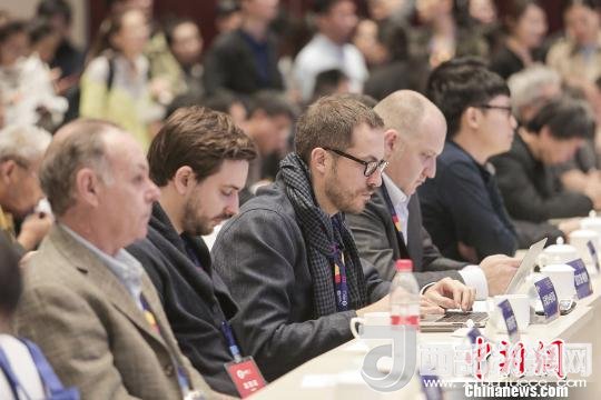 河北工業(yè)設(shè)計創(chuàng)新中心(以下簡稱HIDC)啟動儀式暨“設(shè)計促轉(zhuǎn)型·創(chuàng)新贏未來”國際工業(yè)設(shè)計工作坊26日在河北省省會石家莊市舉行。圖為與會各國設(shè)計師。　肖欣 攝