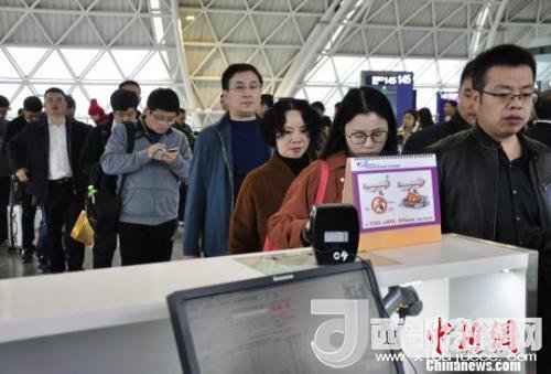 圖為旅客等待進(jìn)入客艙。　呂俊明 攝