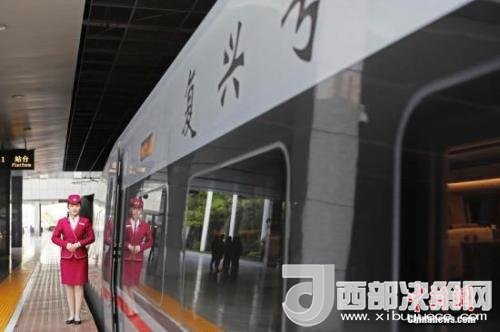 資料圖：4月10日，列車員在“復(fù)興號”列車旁迎接旅客的到來。 <a target='_blank'  data-cke-saved- >中新社</a>記者 殷立勤 攝