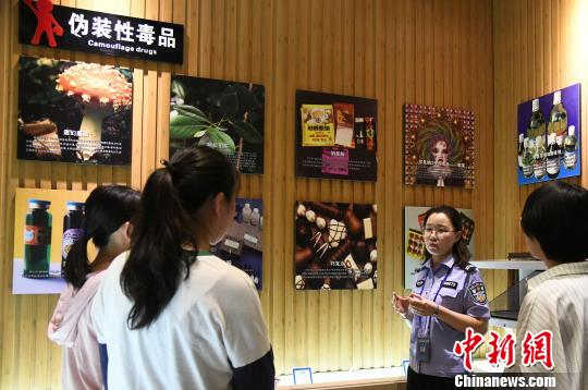 山西省司法行政戒毒系統(tǒng)積極面向社會(huì)開(kāi)展禁毒警示教育?！　　⊥踅ㄜ?攝