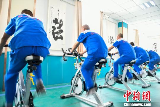 山西省戒毒人員正在進(jìn)行身體鍛煉?！⊥踅ㄜ?攝