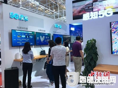 資料圖：普通消費(fèi)者在參觀(guān)5G技術(shù)展示。<a target='_blank'  data-cke-saved-  >中新網(wǎng)</a> 吳濤 攝