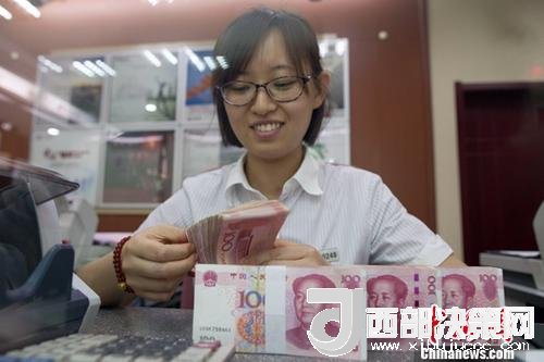 7月5日，山西太原一銀行工作人員正在清點(diǎn)貨幣。人民幣對美元匯率中間價(jià)在經(jīng)歷了過去11個(gè)交易中的10次下調(diào)后終于迎來大漲。5日，中國外匯交易中心公布人民幣對美元匯率中間價(jià)報(bào)6.6180，較前一交易日大幅上調(diào)415個(gè)基點(diǎn)，創(chuàng)下自2017年10月11日以來的最大升幅。<a target='_blank' >中新社</a>記者 張?jiān)?攝