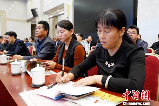 圖為與會嘉賓聆聽專家演講?！±铍h 攝