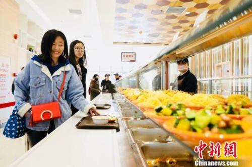 　資料圖：消費者在餐廳就餐。　樸峰 攝