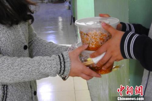 外賣配送員將外賣送到學生宿舍。受訪者供圖