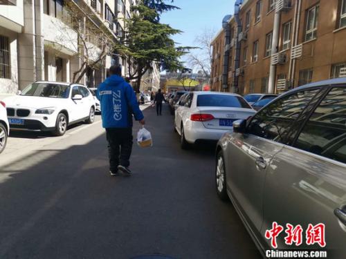 圖為餓了么配送員正在送餐。 謝藝觀 攝