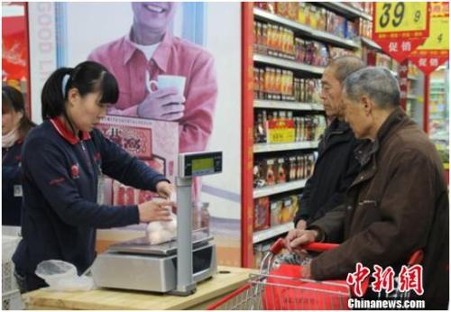 資料圖：在保定市北市區(qū)一家大型超市內(nèi)，促銷員正在為購買雞蛋的市民稱量、打包。李芳華 攝