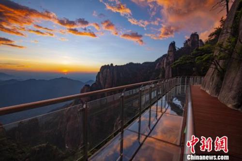  資料圖：霞光映照在三清山棧道玻璃上。　婁永平 攝