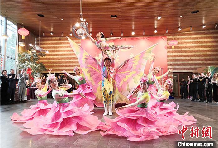 圖為雜技演員通過精湛的技藝贏得了滿堂喝彩?！「拭C省文化和旅游廳網(wǎng)站 攝