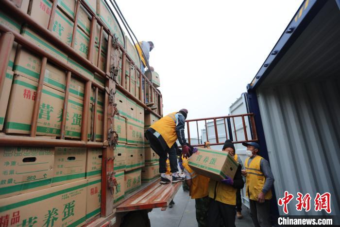 圖為鐵路裝卸作業(yè)人員正在將云南特色農(nóng)產(chǎn)品裝入集裝箱?！詈?攝