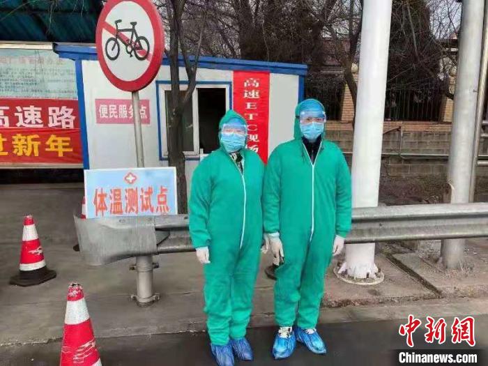 鄉(xiāng)鎮(zhèn)衛(wèi)生院和社區(qū)衛(wèi)生中心工作人員排查發(fā)熱患者?！〗樾菔嗅t(yī)療集團(tuán)供圖 攝