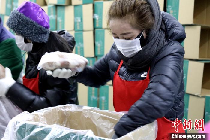 當(dāng)雄縣民眾將牦牛肉裝箱?！‘?dāng)雄縣 供圖 攝