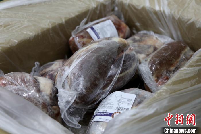 當(dāng)雄縣援鄂物資中的牦牛肉，圖中的為腱子肉，是牦牛肉中的“極品”。　當(dāng)雄縣 供圖 攝