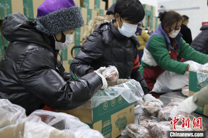 當(dāng)雄縣民眾打包當(dāng)?shù)氐奶禺a(chǎn)，“有身份證”牦牛肉。　當(dāng)雄縣 供圖 攝