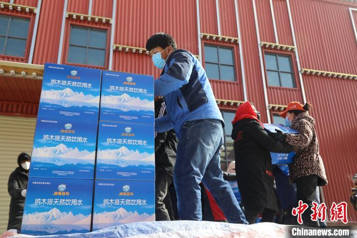 西藏當(dāng)雄給湖北荊州送去冰川礦泉水、牦牛肉等物資