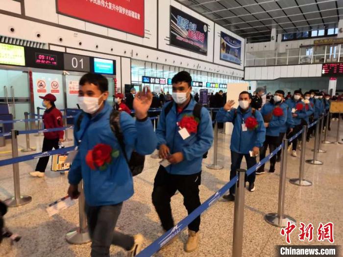 外出務(wù)工人員有序排隊辦理登記手續(xù)。　孫友軍 攝