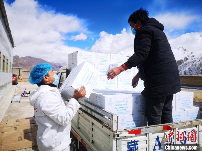 圖為工作人員搬運物資。堆龍德慶區(qū)宣傳部供圖