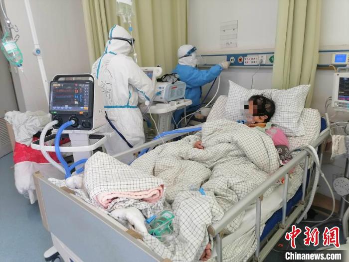 四川援助湖北醫(yī)生：幫患者打開心結，也是“良藥”