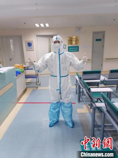 徐陶在工作中。四川援助湖北醫(yī)療隊供圖