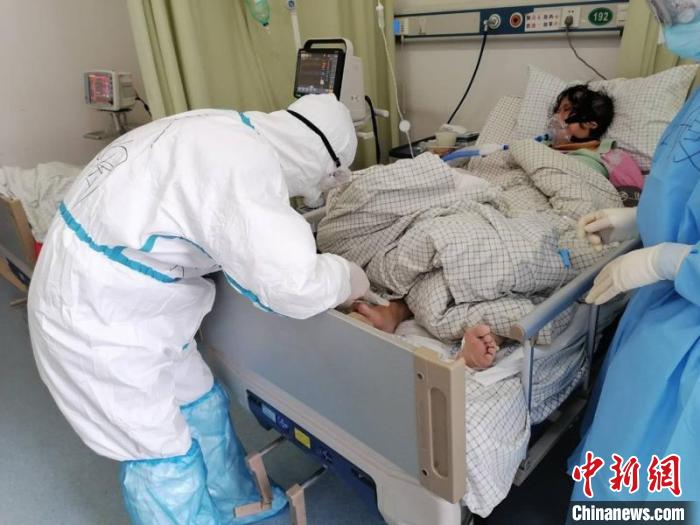 徐陶在工作中。四川援助湖北醫(yī)療隊供圖