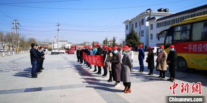 圖為甘肅禮縣，歡送首批乘“專車”赴浙江的務(wù)工人員。(資料圖) 田瑞萍 攝
