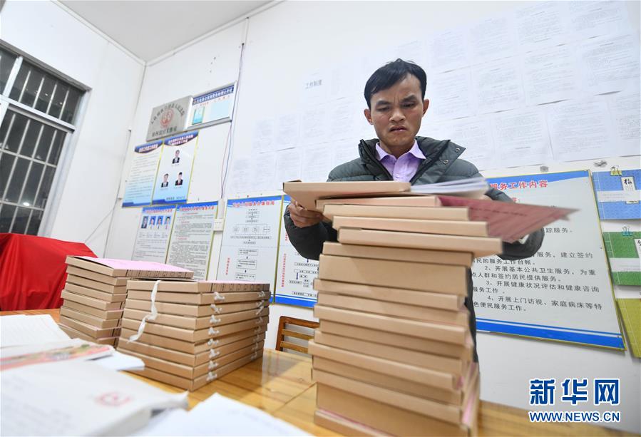 （決戰(zhàn)決勝脫貧攻堅(jiān)·圖文互動）（1）另一種“逆行”——廣西5300余名駐村第一書記提前返崗?fù)渡怼皟删€作戰(zhàn)”