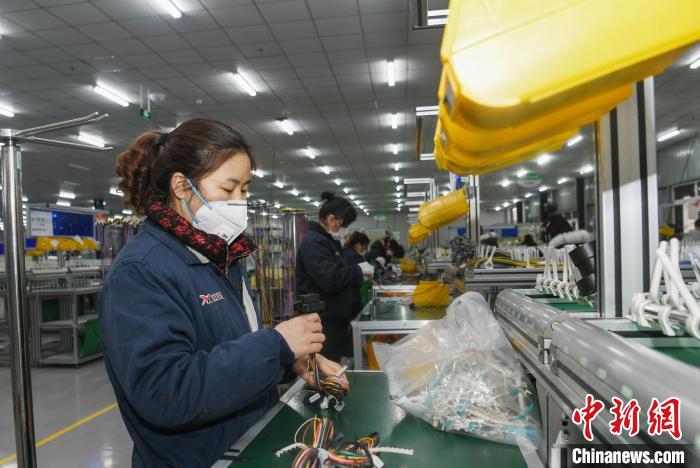 工人戴著口罩搶抓生產(chǎn)?！】到?攝