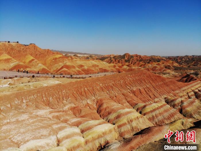航拍下的七彩丹霞?！钇G敏 攝