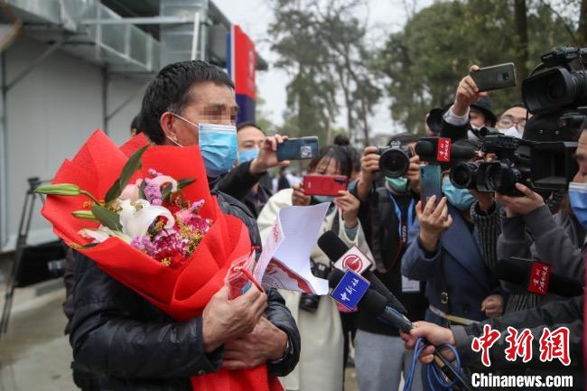 圖為貴州省最后一名新冠肺炎確診患者從貴州省將軍山醫(yī)院出院，患者接受媒體采訪。　瞿宏倫 攝