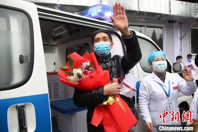 圖為貴州省最后一名新冠肺炎確診患者從貴州省將軍山醫(yī)院出院，患者與眾人揮手告別?！■暮陚?攝