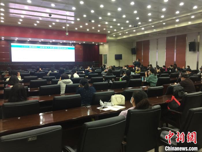 山西選派554名疫情防控指導(dǎo)員駐校指導(dǎo)高三年級(jí)開(kāi)學(xué)疫情防控?！「呷鸱?攝