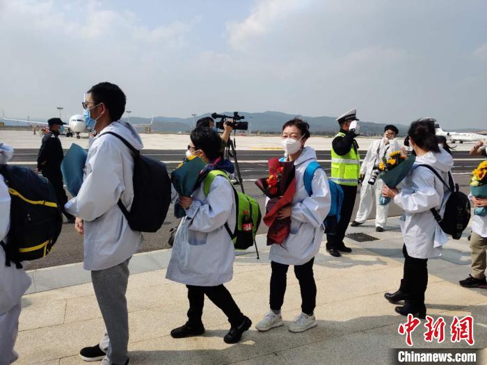 圖為交警向醫(yī)療隊敬禮。　韓帥南 攝