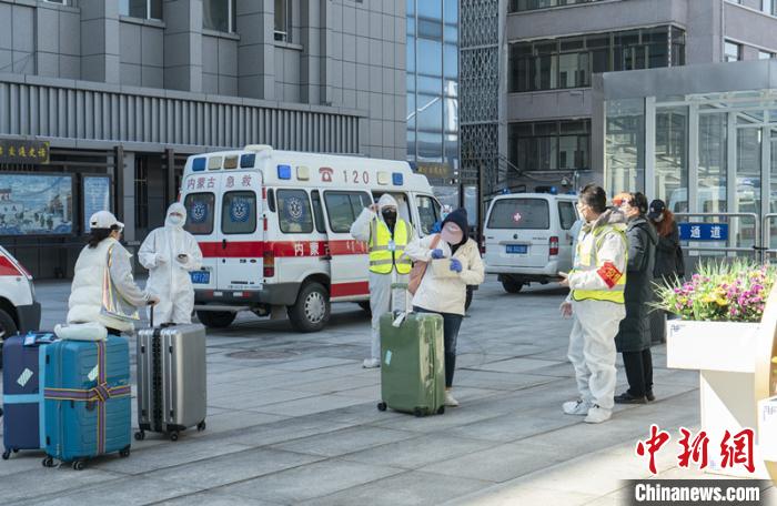 圖為呼和浩特車站“外防輸入”。　夏亮 攝