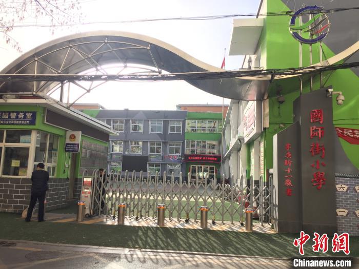 校門口設(shè)置臨時(shí)等候區(qū)，區(qū)域四周5米為禁行區(qū)?！「呷鸱?攝