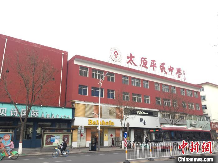 所有師生實(shí)行“日?qǐng)?bào)告”“零報(bào)告”制度，確保開(kāi)學(xué)后校園衛(wèi)生安全?！「呷鸱?攝