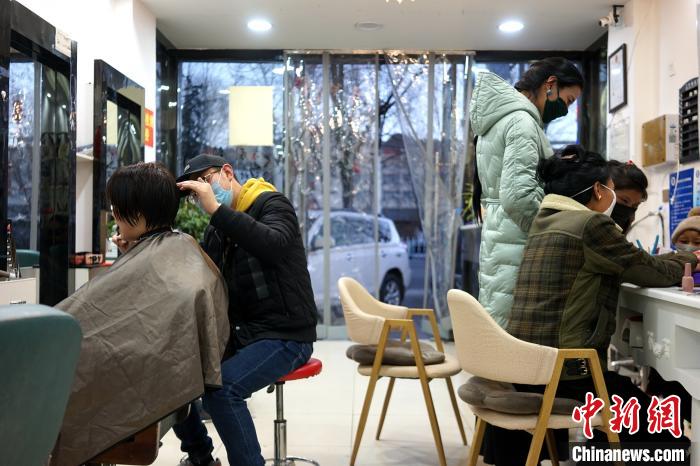 拉薩市民在一美發(fā)店理發(fā)、美甲。　江飛波 攝