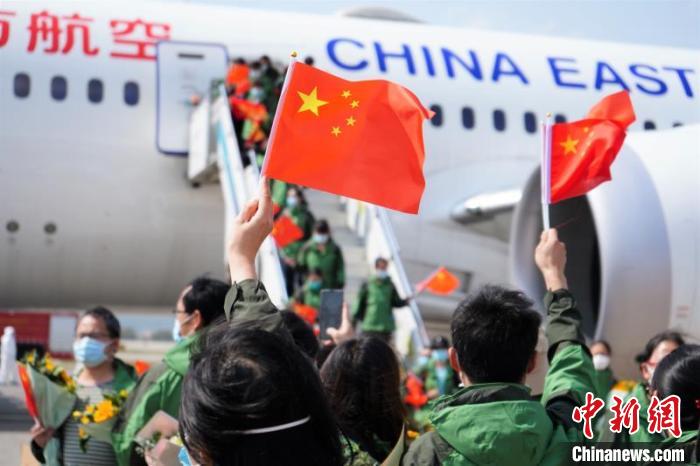 圖為醫(yī)療隊抵達(dá)昆明機場 王浩帆 攝