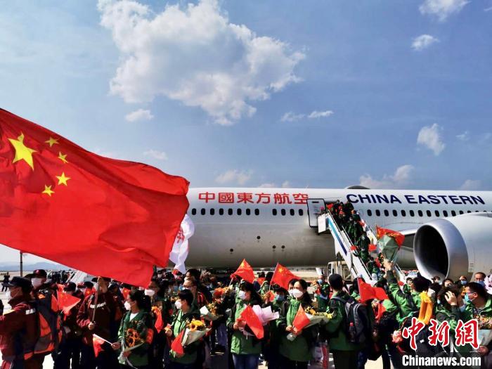 圖為醫(yī)療隊員抵達(dá)昆明長水機場 王浩帆 攝