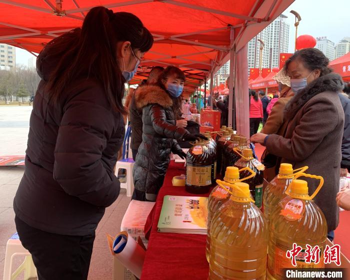 圖為市民們正在采購(gòu)商品?！O睿 攝