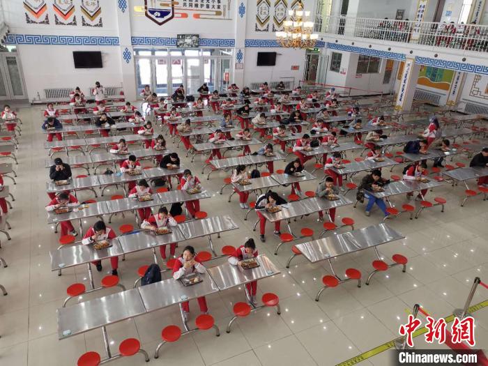 圖為學(xué)生們?cè)谑程镁筒??！鯆I娜 攝