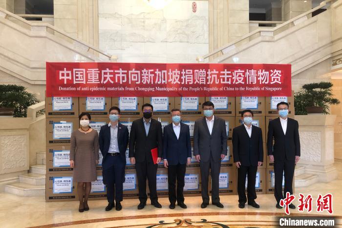 圖為捐贈(zèng)方與接收方代表合影留念?！⑾嗔?攝