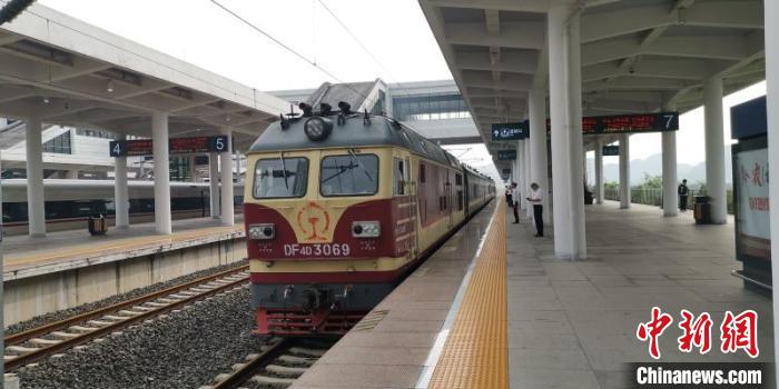 貴州省首條城際高速鐵路——安六鐵路開始聯(lián)調(diào)聯(lián)試。中國鐵路成都局集團公司供圖