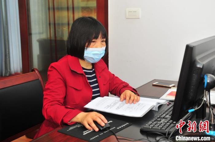 全國人大代表劉發(fā)英：助大山里貧困孩子圓上學(xué)夢(mèng)