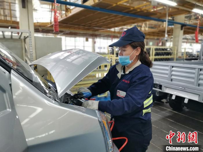 在滿足國外市場供應(yīng)的同時，成功汽車也緊盯國內(nèi)市場，拓渠道保銷量?！「唢w 攝